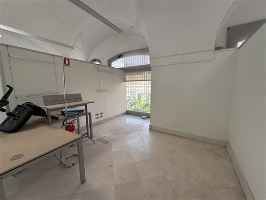Centrale Locale Indipendente In Pietra di 6 Ambienti. 3 Esposizioni.